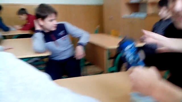 УРОК АЛГЕБРЫ.УЧИТЕЛЬ АТАШЁЛ НА ПАРУ МИНУТ)
