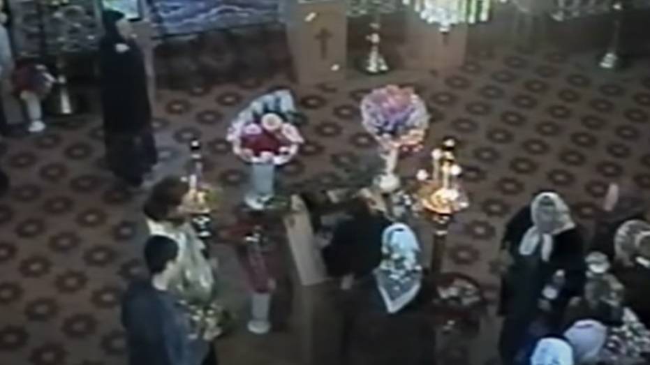 Адский крик беса в Церкви у одержимой женщине. смотреть онлайн