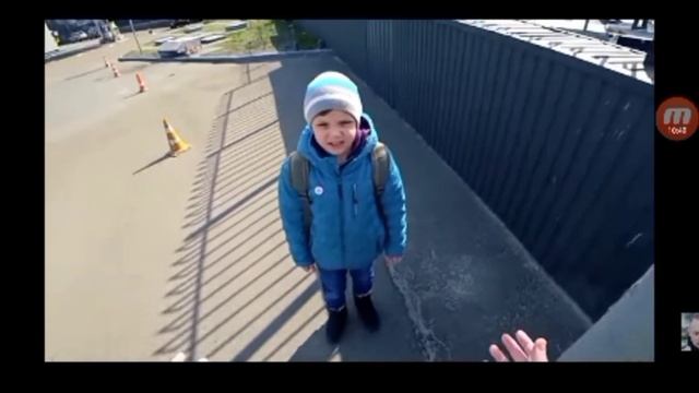 ШКОЛЬНИК ЧУТЬ НЕ УЛЕТЕЛ С МОСТА (ЧТО ЗА КРИНЖ) смотреть онлайн