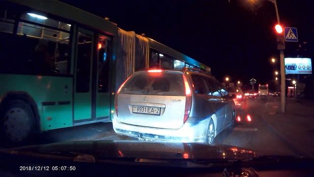 Минск. Массовый старт на красный. Выезд на М3 из маг-на Копилка. смотреть онлайн