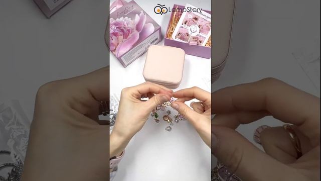 Шармы с стразами + шкатулка. Набор для создания украшений 65 детали (62 шармов, 3 браслета, ШКАТУЛКА смотреть онлайн