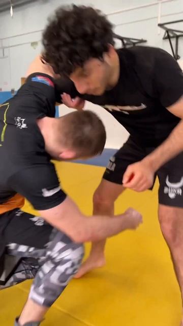 Вольная борьба. Бросок «мельница с колен» смотреть онлайн