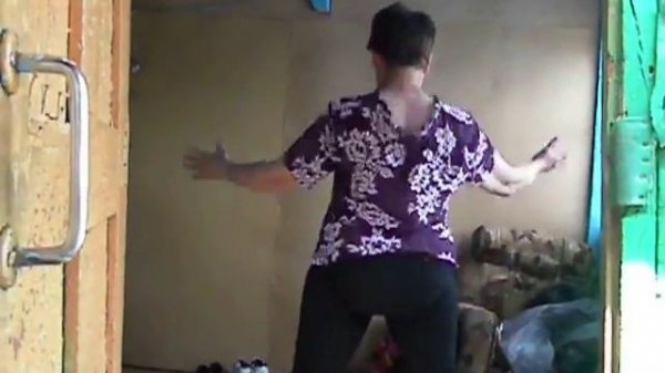 Тётка явно перевозбуждена