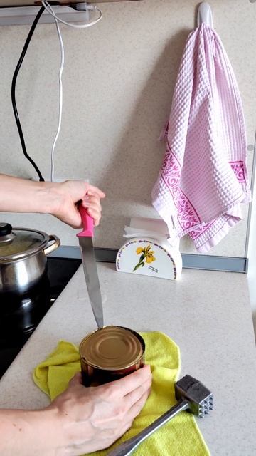 😂Как открыть консервную банку быстро без открывашки #shorts смотреть онлайн