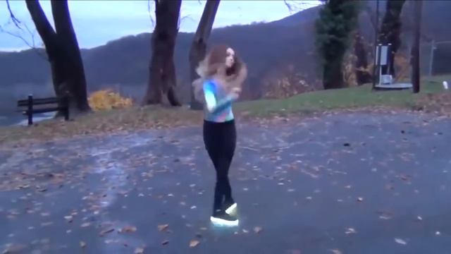 Девушка танцует смотреть онлайн
