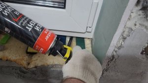 Пенный монтаж подоконника клей-цементом