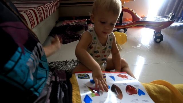 Виталик показывает животных и лапочет что то на своем языке смотреть онлайн