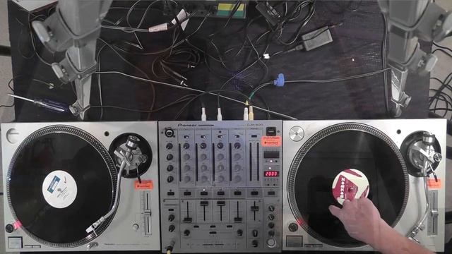 Vinyl Beatmixing - DJ'ing for Beginners - Using Vinyl Records on Turntables смотреть онлайн