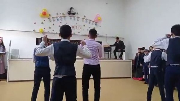 32-maktab 7-a sinf oʻgʻil bolalar raqsi