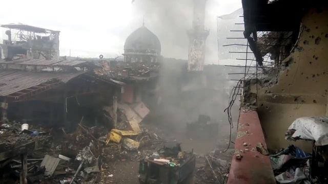 Philippine Army M113 with improvised add-on armor gets hit by an RPG and survives (Marawi 2017) смотреть онлайн