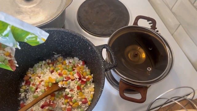 Жасалуы өте ерекше тағам.Подлив қосылған күріш.Көкөністер қосылған күріш. смотреть онлайн