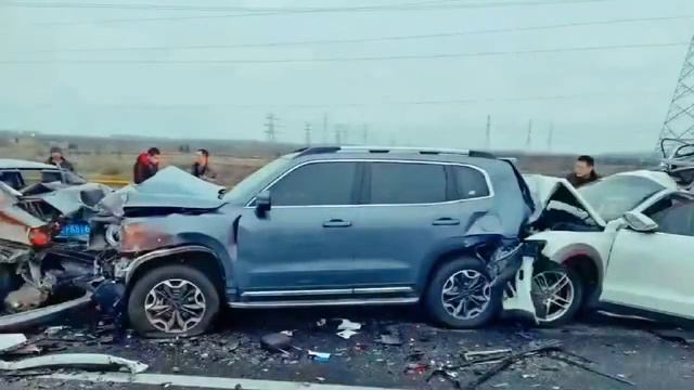 How does Haval Big Dog perform in real highway crash? Great Wall are "Road Tanks" смотреть онлайн