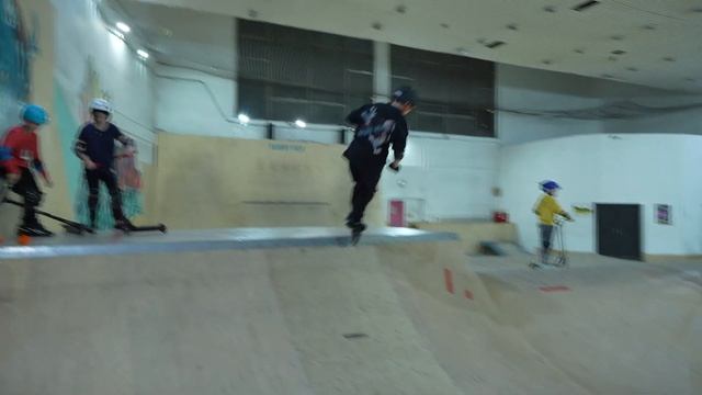 Крытый скейт парк в Москве. 👉Тут учат трюкам. Обучение трюковому самокату, тренировки с Инструкторо смотреть онлайн