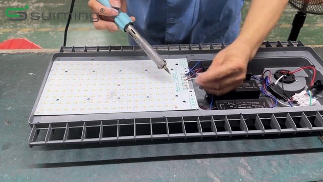 How to make a LED street light ! Street lamp production process at SUIMING Factory! смотреть онлайн