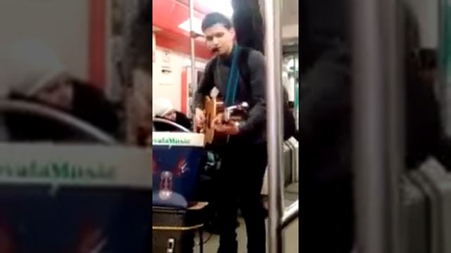 Сегодня в метро Москвы. хорошо поет)