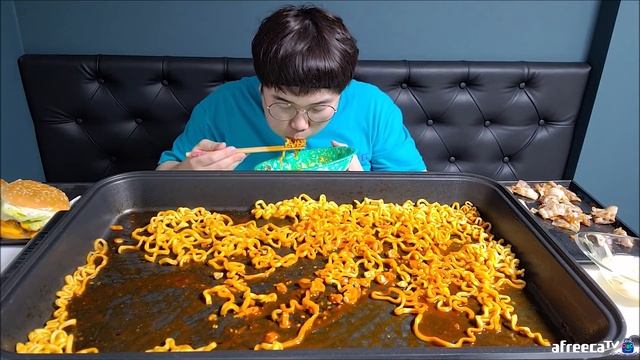 틈새라면볶음면1봉지.. 대패삼겹살에 싸먹고 딥치즈통새우버거또묵자! смотреть онлайн
