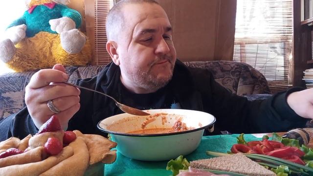 Обжор - борщ с салом | Мукбанг - блины с клубникой смотреть онлайн