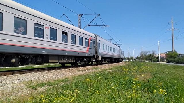 Приветливый машинист ВЛ10 1414 с поездом Москва Евпатория (КЖД) смотреть онлайн