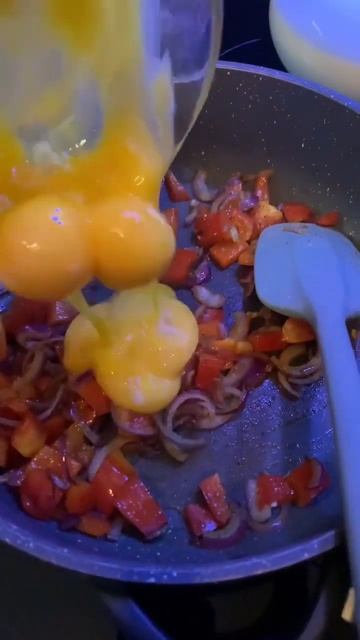 Теперь я люблю завтракать;). #завтрак #завтракрецепт #яйцаназавтрак смотреть онлайн