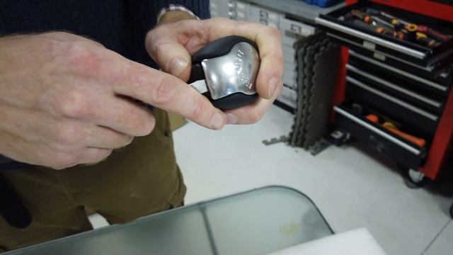 How to Swap / Upgrade / Change your Range Rover Gear Knob Silver Insert смотреть онлайн