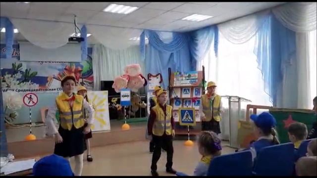 В Среднедевятовской школе отряд ЮИД провел акцию «Стань заметнее» смотреть онлайн