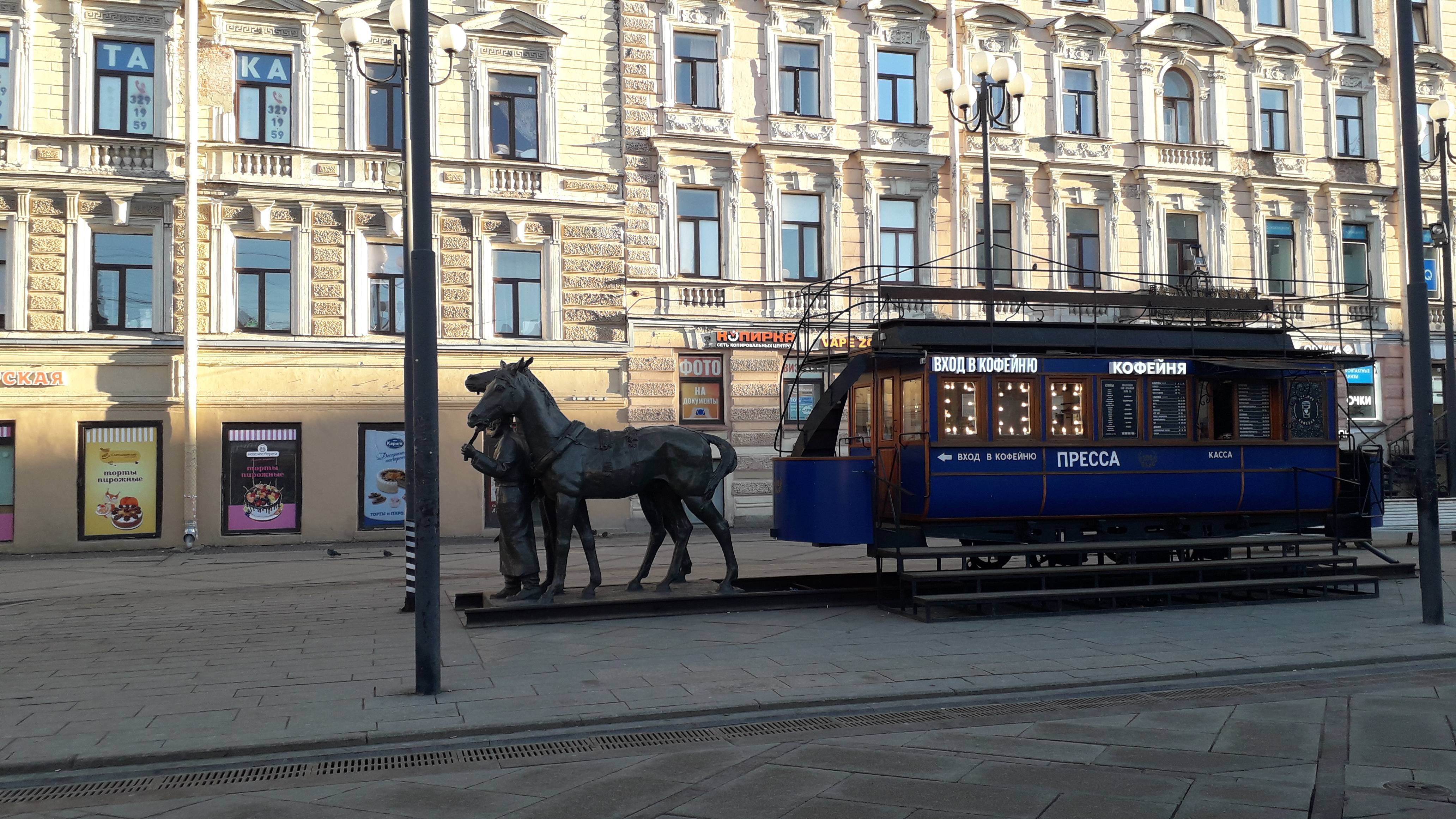 Санкт-Петербург, Васильевский остров. Модель конки 1878 года напротив метро «Василеостровская" смотреть онлайн