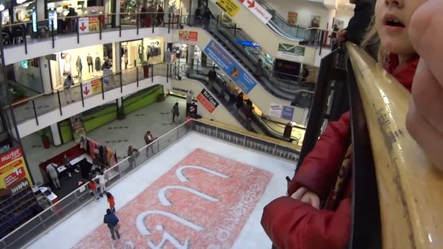 Поход в кинотеатр на фильм Тролли смотреть онлайн