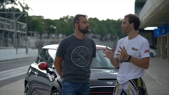 Mini JCW: 2.0 Turbo, tração dianteira, na pegada do GTi. É mais rápido que o VW? смотреть онлайн