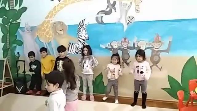 Дети учат английский язык в игровой форме. Поём песенки, как умеем))) смотреть онлайн