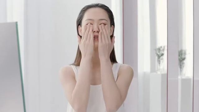 Fiona Fussi - How to Apply Your Treatment Essence (Clarins) смотреть онлайн