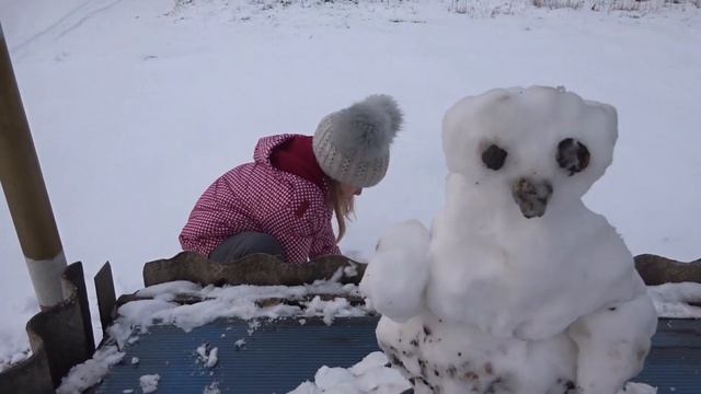 Крым. Зима-февраль-снег. Немного фантазии и мы лепим Снежные фигуры из снега - 27 февраля 2018 год. смотреть онлайн