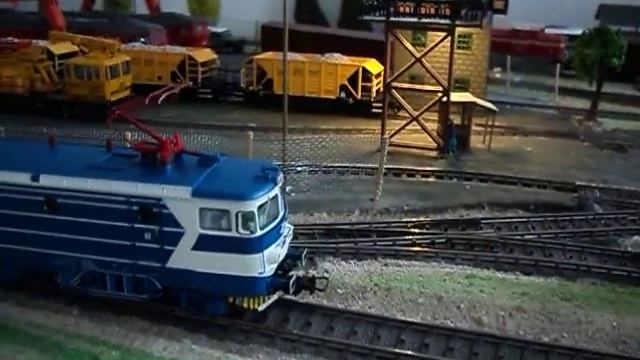 Modelleisenbahn H0 46 125.1 маневрира за прикачване към товарен влак смотреть онлайн