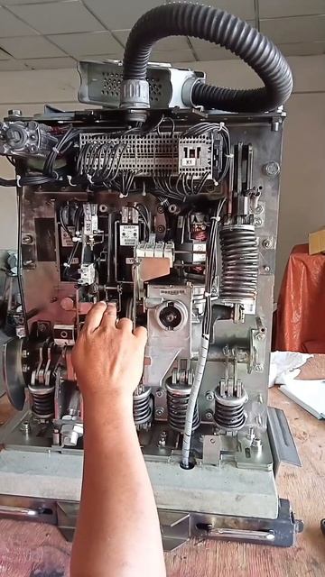 HOW TO MANUALLY ON VACUUM CIRCUIT BREAKER I Electrical Field #shorts смотреть онлайн