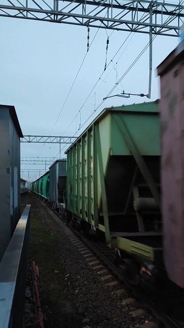 Электровоз 2ЭС6 проезжает станцию Щербинка с грузовыми вагонами #электропоезда #электропоезд смотреть онлайн
