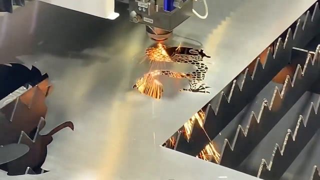 Волоконный лазерный станок для резки 3000W Maxphotonics XT LASER