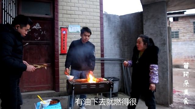 1斤牛肉2斤猪肉，苗大姐在家吃烧烤，裹上油辣子，口口爆油吃过瘾！【苗阿朵美食】 смотреть онлайн