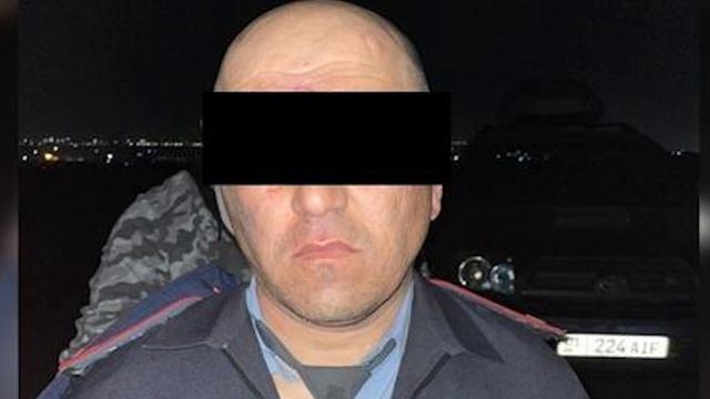 ЯК МИЛИСАИ ТОҶИК, КИ БА ҚОЧОҚИ 55 КГ НАШЪА АЙБДОР МЕШУД, АЗ ҲАБС ОЗОД ШУД смотреть онлайн