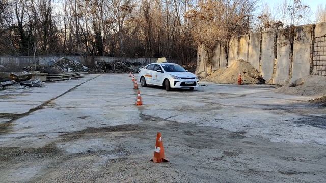 ГОСАВТОШКОЛА, Симферополь - Упражнение "Змейка". смотреть онлайн