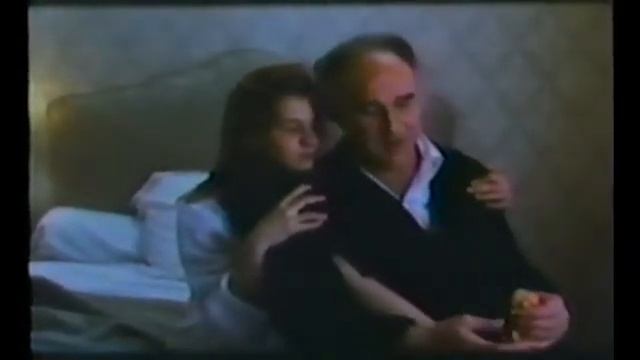 Michel Piccoli dans La petite fille en velours bleu (1978) d'Alan Bridges смотреть онлайн