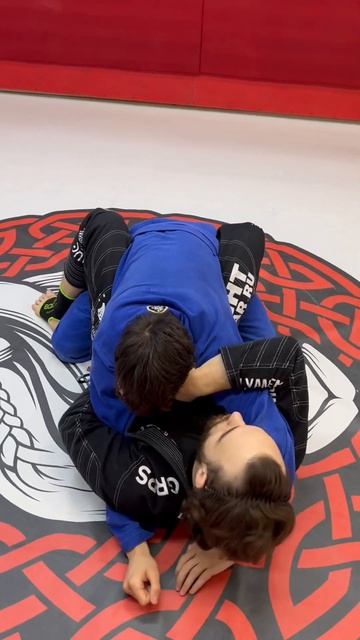 Свип через отключение двух рук🦍 #bjj #martialarts #борьба #wrestling #бжж смотреть онлайн