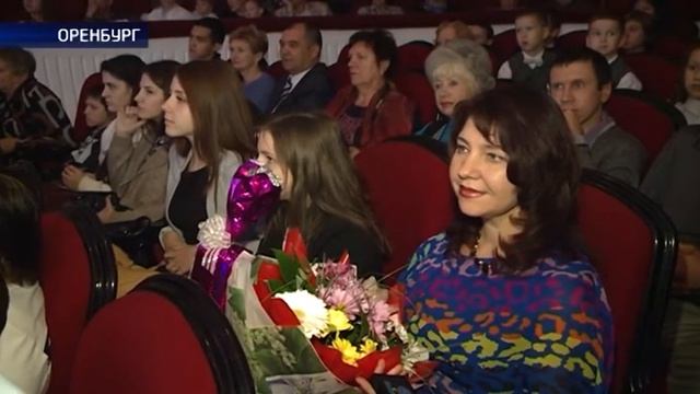 В Оренбурге знаки отличия вручали многодетным родителям смотреть онлайн