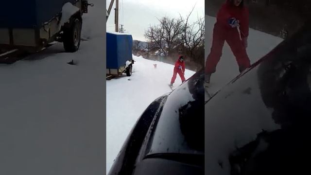 Як тато вчить дитину їхати на лижах за машиною 2017!!! смотреть онлайн