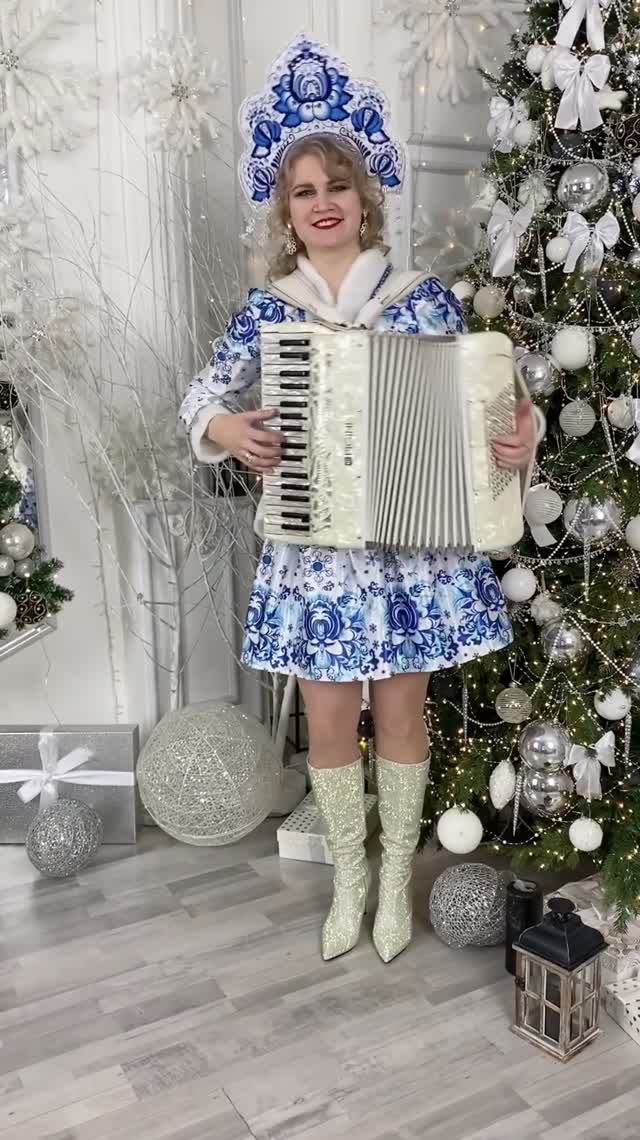 Новогодние игрушки, свечи и хлопушки в нём...)))