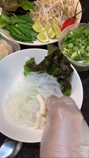 VIETNAMESE PORK NOODLE SOUP - HU TIEU смотреть онлайн