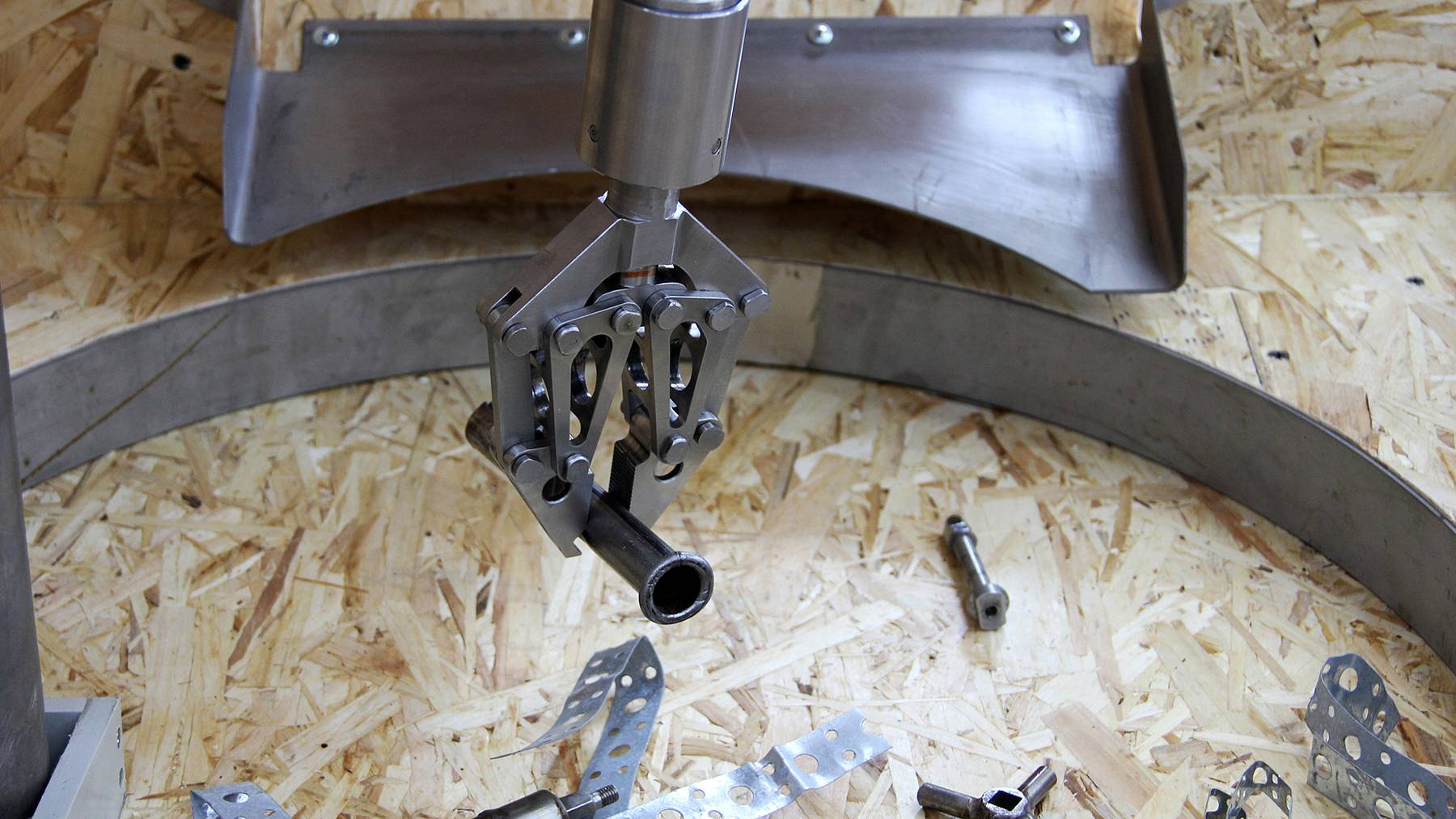 Master-Slave Manipulator For Shielded Cells