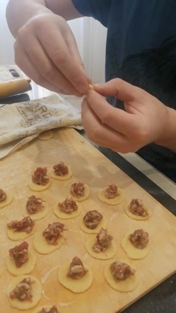 Лепим лучшие пельмени из говядины! #пельмени #говядина #лепим смотреть онлайн