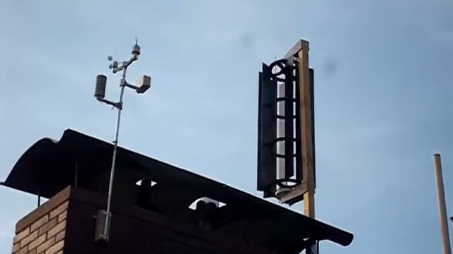 Vertikale Windturbine 75 Watt aus Holz смотреть онлайн