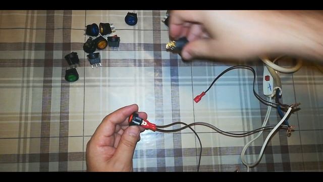 Ёниб турувчи выключатель. Жўжалар ва қушлар учун сув идиш смотреть онлайн