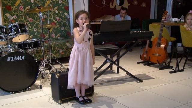 Мила Новосёлова «Мне сегодня скучно» смотреть онлайн