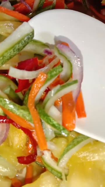 Sweet and sour 🥒🥕🍍🌶️ | salad 💚 #pickle #salad #vegetables #eating #shorts смотреть онлайн